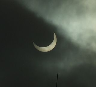 Vi vÃ¥gade titta pÃ¥ solen genom vÃ¥ra sotade glas. Den var mycket mÃ¶rk Ã¤ven om det fanns en ljusgÃ¥rd omkring den.