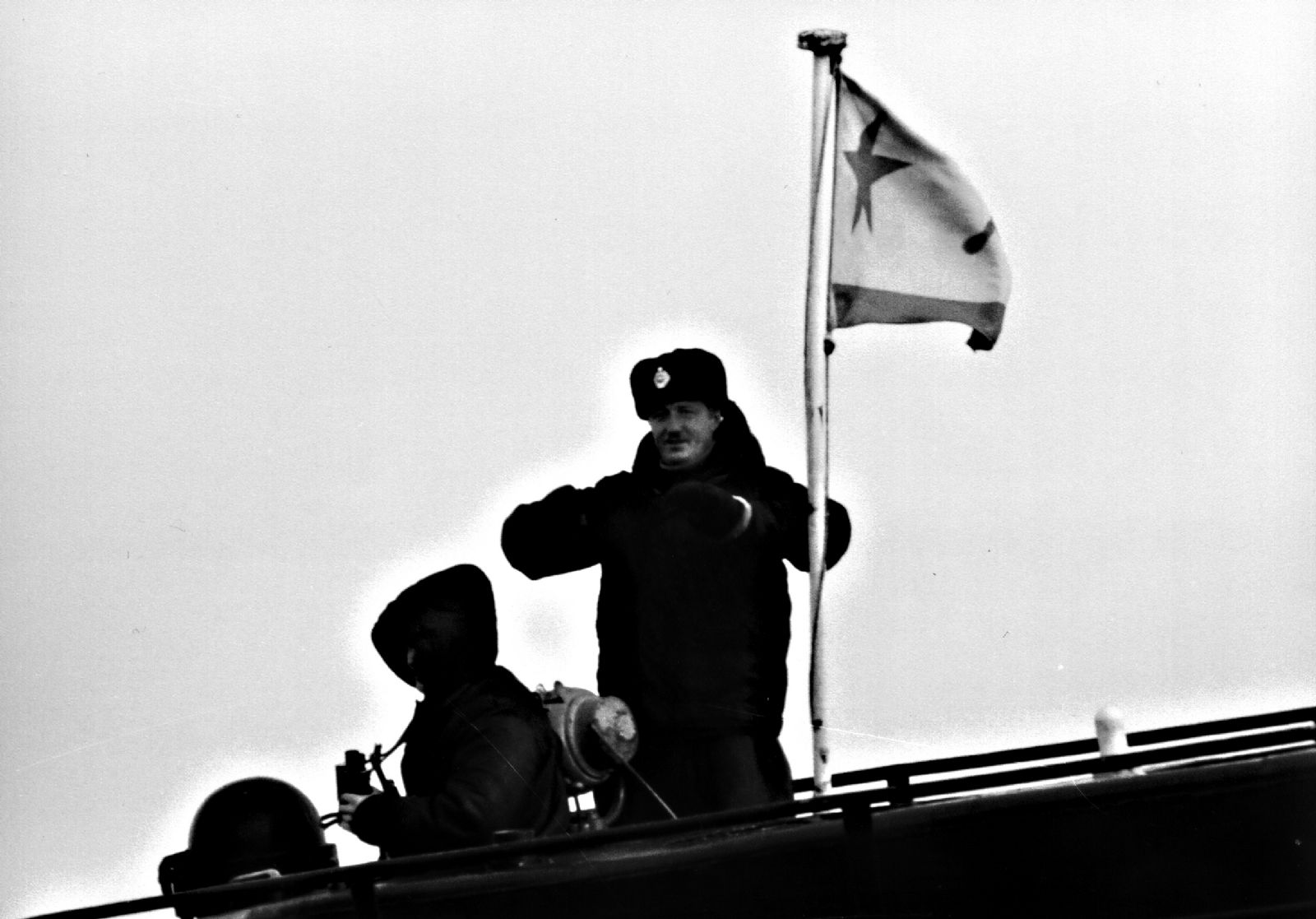Vassilij Besedin i tornet på U 137, vinkar avvärjande när båten med pressfotografer och andra journalister kommer för nära. Fotograf: okänd. Marinmuseum.
Vassilij Besedin i tornet på U 137, vinkar avvärjande när båten med pressfotografer och andra journalister kommer för nära. Fotograf: okänd. Marinmuseum.