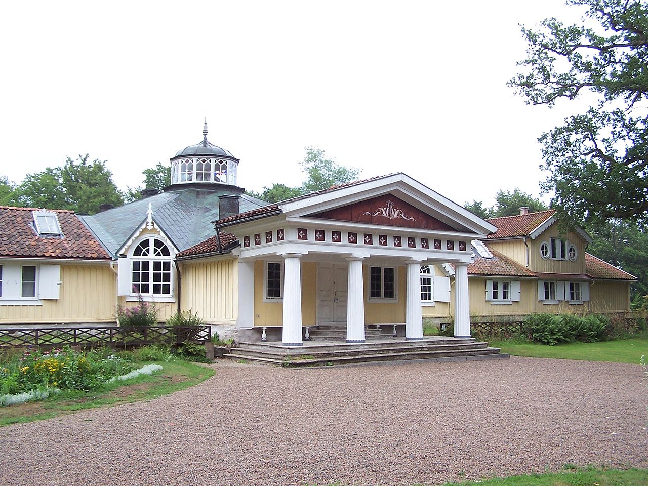 Skärva herrgård - huvudbyggnaden
Foto: Henrik Reinholdson/Attribution:Henrik Sendelbach/Wikipedia Skärva herrgård - huvudbyggnaden
Foto: Henrik Reinholdson/Attribution:Henrik Sendelbach/Wikipedia