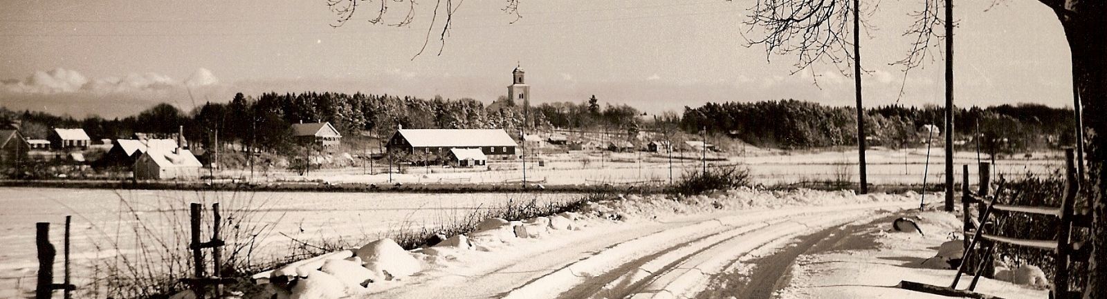 Tvings kyrka februari 1956 (beskuren). Bilden är tagen av Åke Widfeldt vars mor Olga Widfeldt Karlsson var skribent i tidningen Sydöstran. Bilden har illustrerat hennes krönikor från Tving-bygden. Tvings kyrka februari 1956 (beskuren). Bilden är tagen av Åke Widfeldt vars mor Olga Widfeldt Karlsson var skribent i tidningen Sydöstran. Bilden har illustrerat hennes krönikor från Tving-bygden.