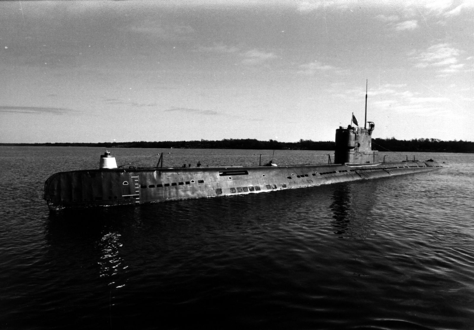 U 137 på Gåsefjärden den 3 november 1981, dagen efter den dramatiska lossdragningen. U 137 på Gåsefjärden den 3 november 1981, dagen efter den dramatiska lossdragningen.