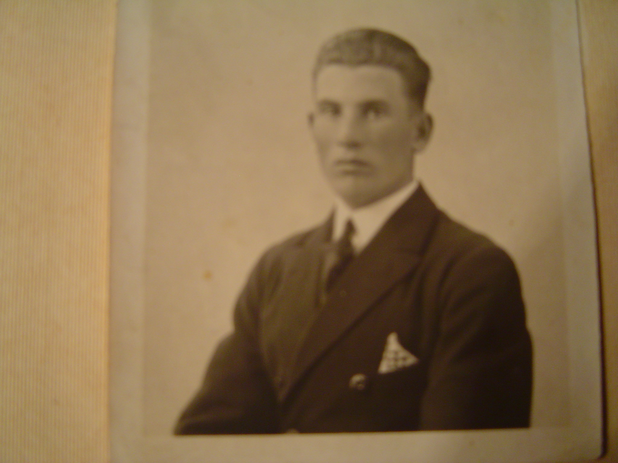 Leonard Ohlsson
Foto Ã¤r frÃ¥n hans pass nÃ¤r han utvandrade till Canada 1927.






















