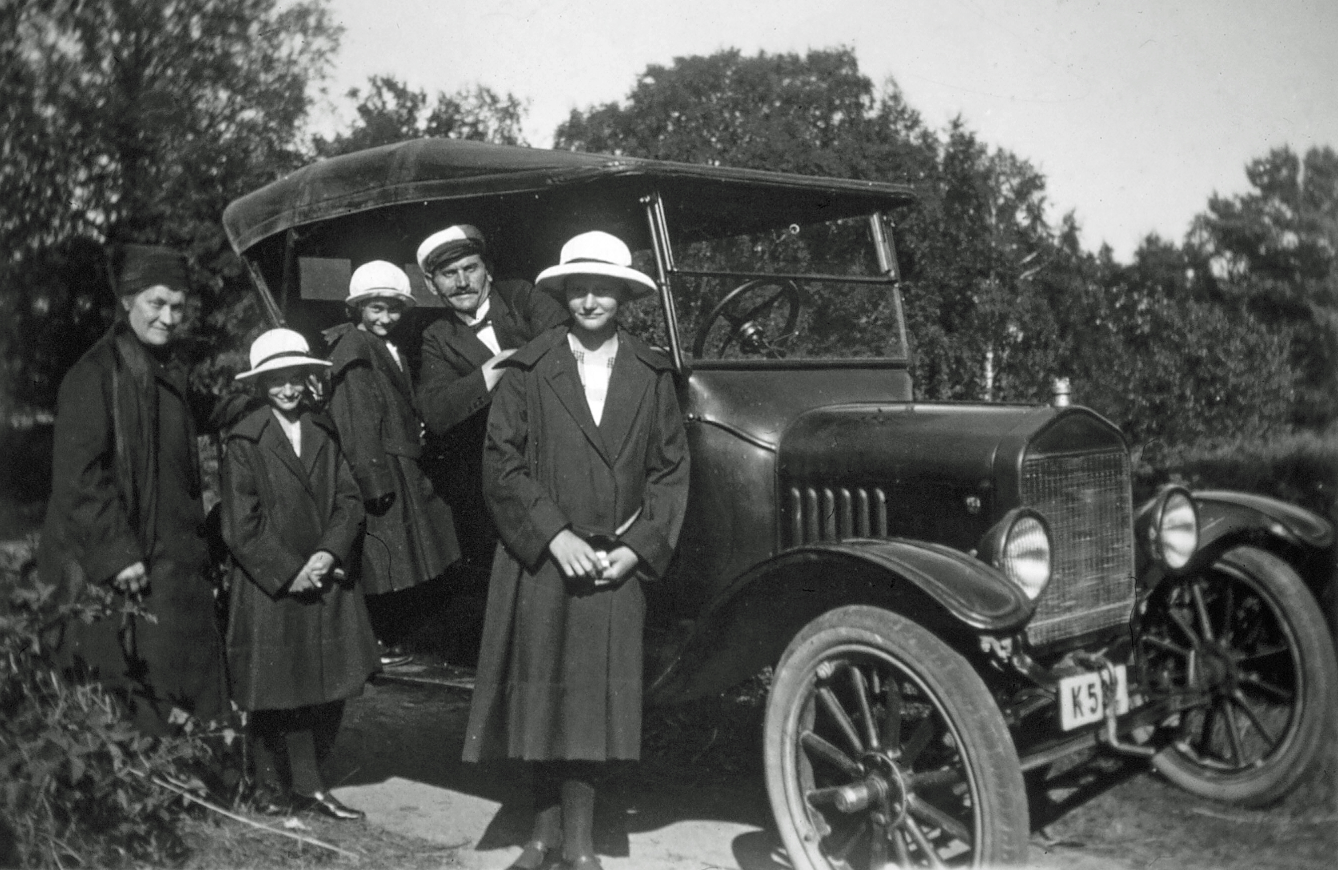 Per Pettersson med familj i Torhamn. Bilen kÃ¶ptes 1924. Kortet Ã¤gs av Svea Andersson.

