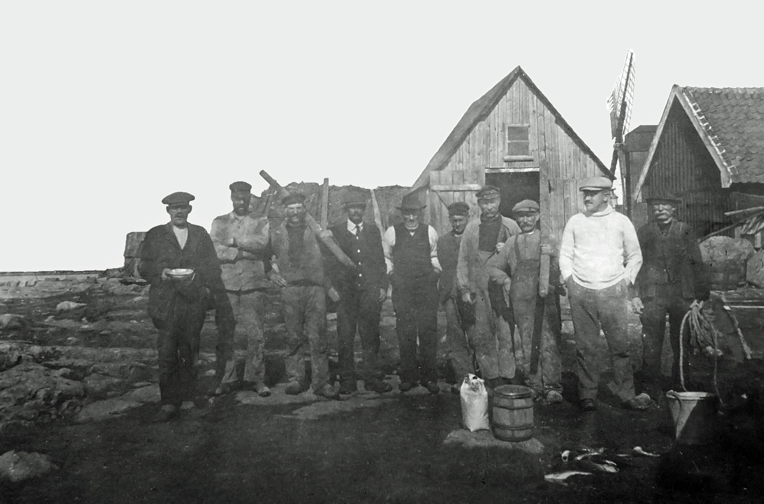 Fiskare från Ungskär på väg för att sälja fisk, troligen i Mönsterås.
Fotot ägs av May Petersson.
Fiskare från Ungskär på väg för att sälja fisk, troligen i Mönsterås.
Fotot ägs av May Petersson.