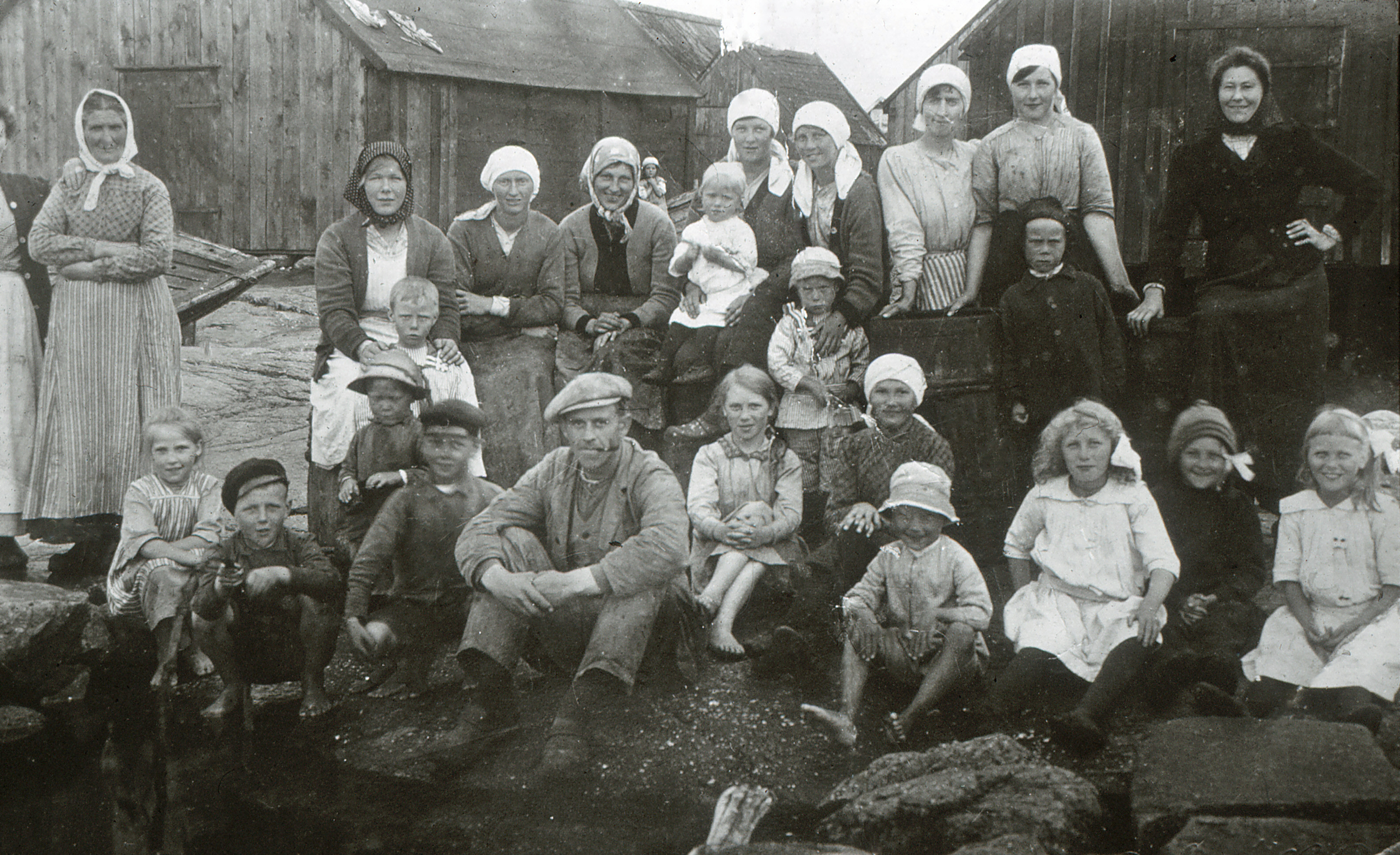 Stenshamn. Kortet bÃ¶r vara taget fÃ¶re 1920 eftersom hamnen inte verkar vara byggd. Fotot Ã¤gs av Ann-Marie Wedinsson.


