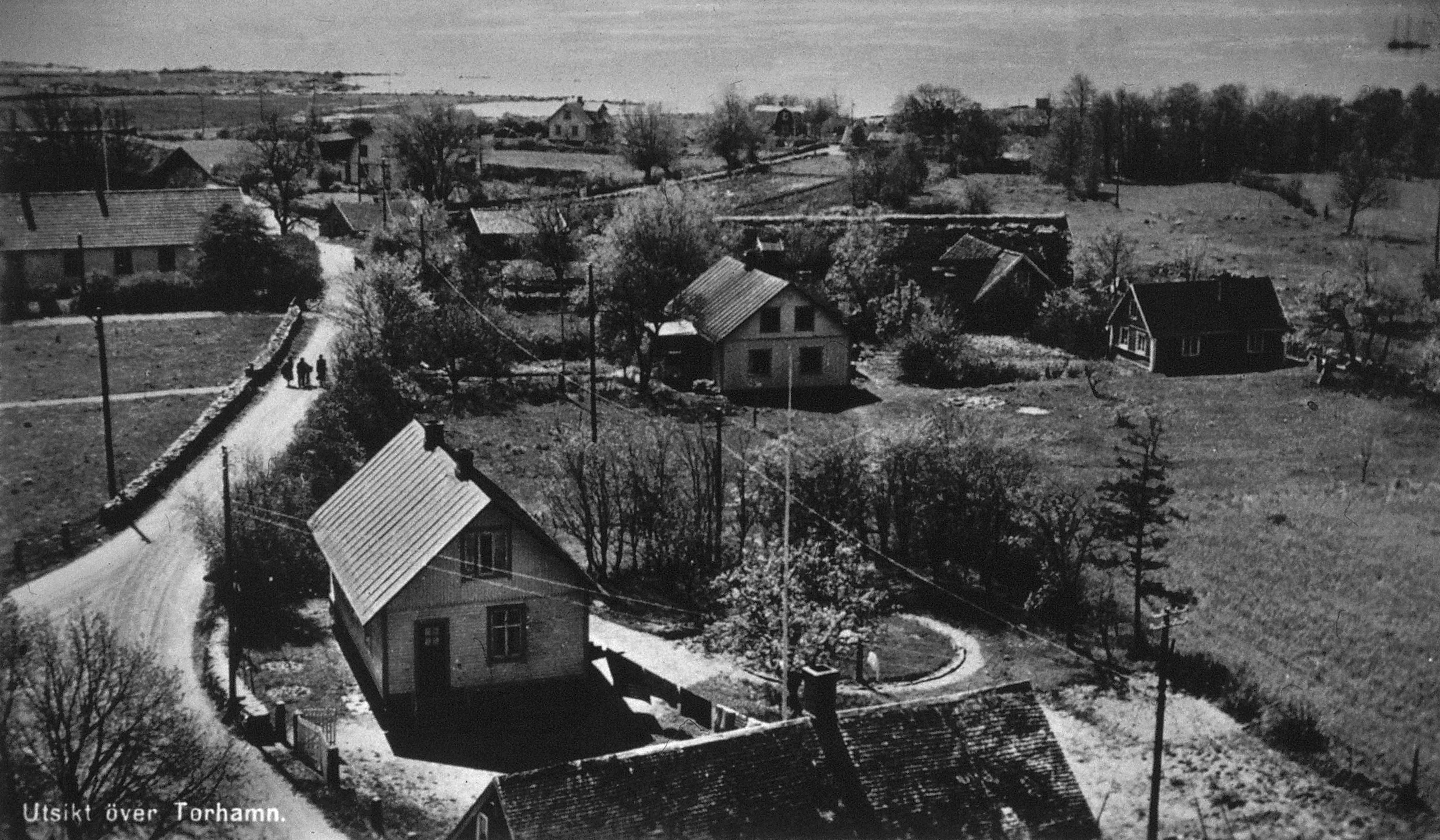 Huset Ã¤r det som Ã¤r nÃ¤rmast och gÃ¥rdshuset lÃ¤r vara det som skymtar lÃ¤ngst ner i bilden. Fotot Ã¤gs av Kerstin Pettersson, Torhamn.
