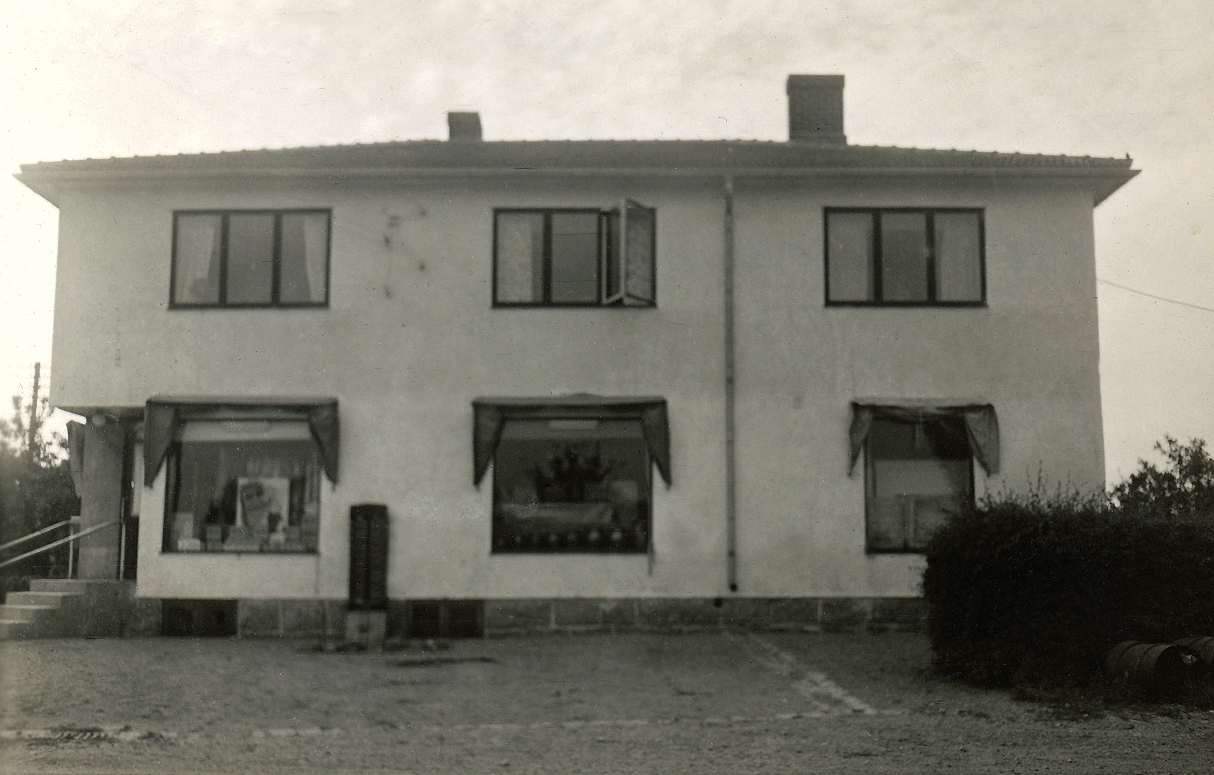 Gustaf Johanssons affär i Truseryd. Kortet tillhör Vivi-Ann Johansson och är taget i slutet av 1940-talet.
Gustaf Johanssons affär i Truseryd. Kortet tillhör Vivi-Ann Johansson och är taget i slutet av 1940-talet.