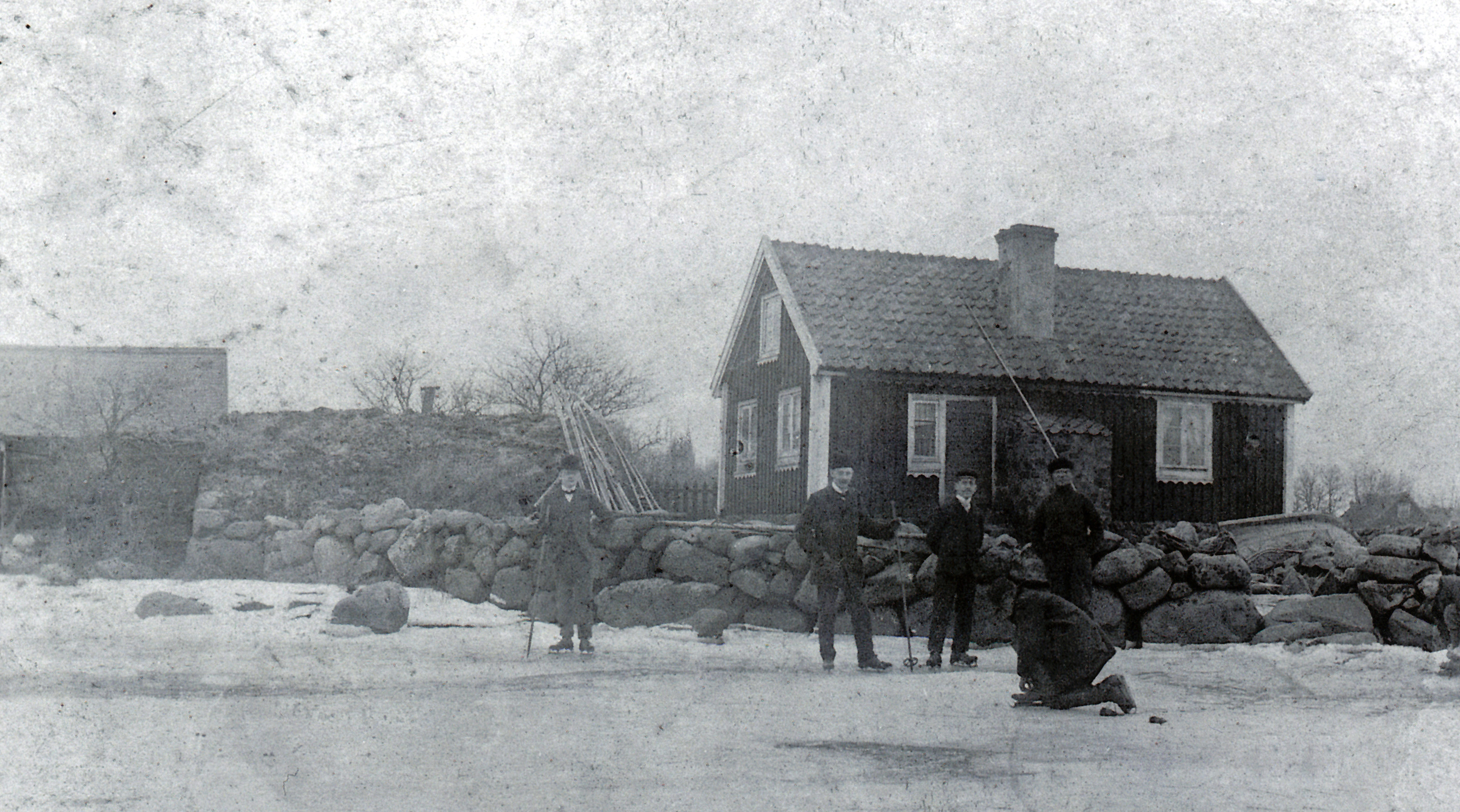 
Pettershus sett ifrÃ¥n nuvarande badplatsen. Fotot Ã¤gs av Inger Lind.




