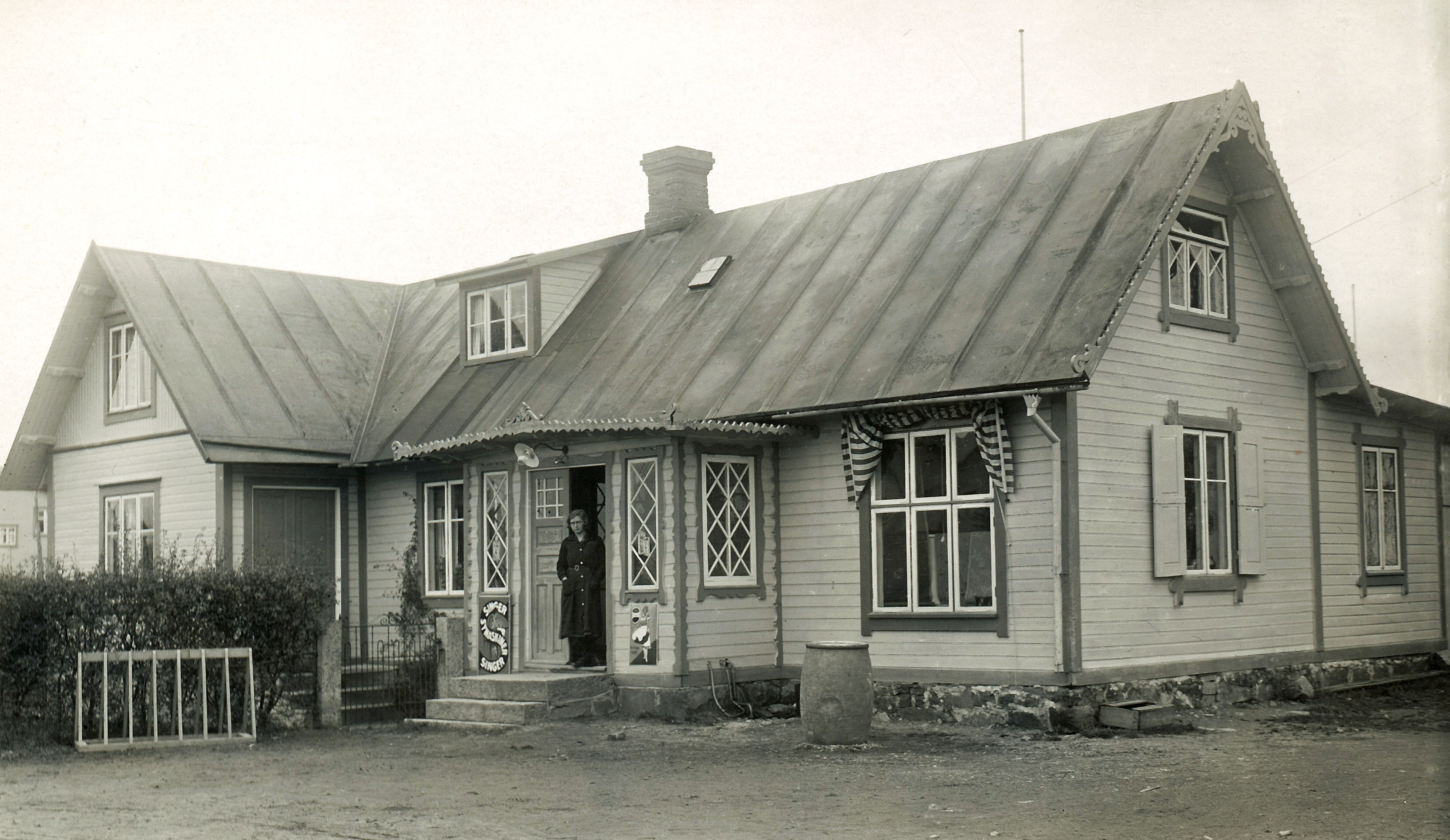 AffÃ¤ren i Torhamn troligen pÃ¥ 1940-talet. PÃ¥ samma plats ligger Torhallen idag. Kortet Ã¤gs av Alf Andersson.



