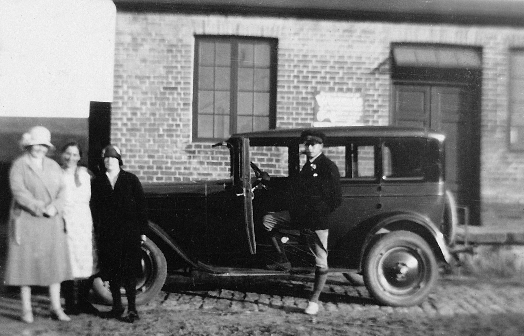 Droska och personer utanfÃ¶r mejeriet i Truseryd i maj 1929. Fotot Ã¤gs av Bertil Nilsson.
