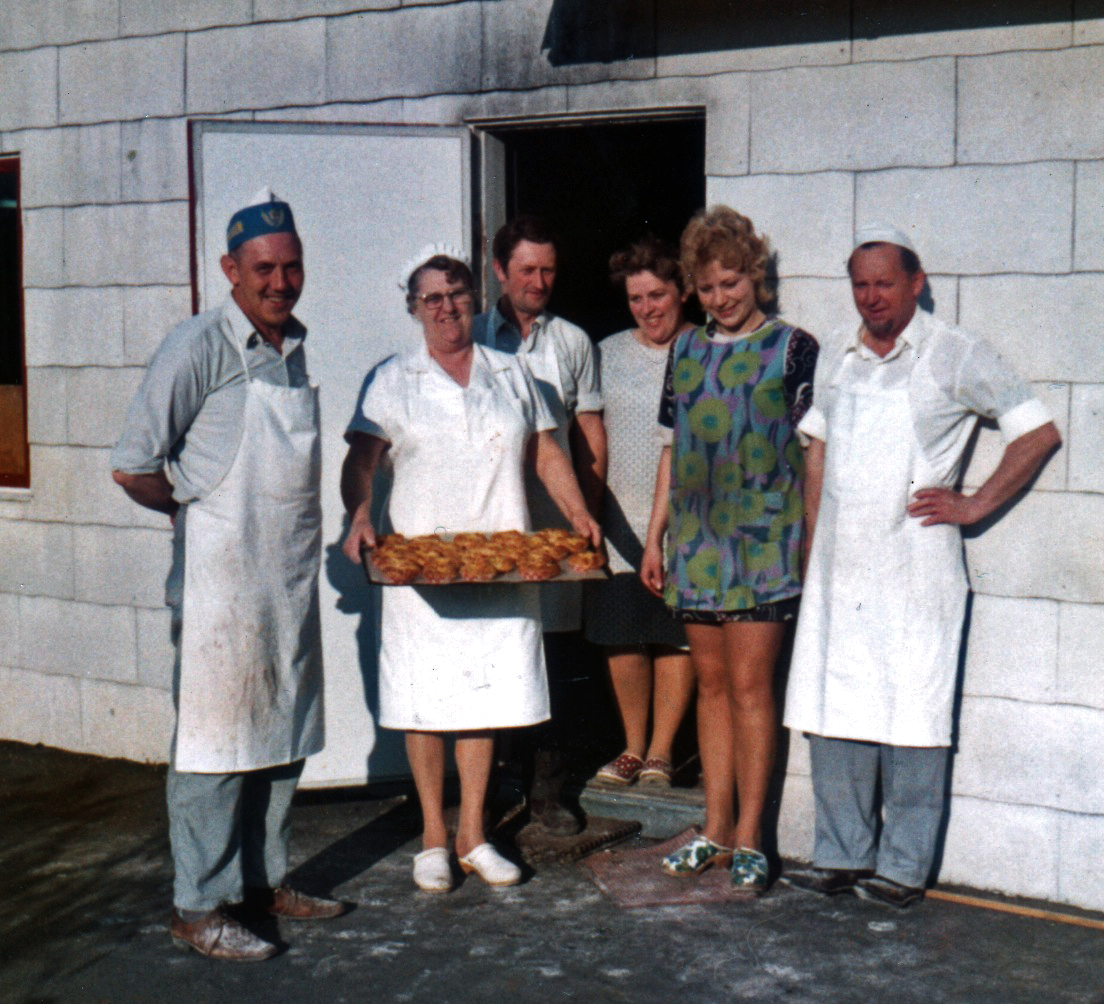 Gunnar Fröjd, Eva Holgersson, Holger Olsson, Gun Magnusson, Marianne Johansson och Arnold Holgersson utanför bageriet i Torhamn. Fotot ägs av Marianne Johansson.
Gunnar Fröjd, Eva Holgersson, Holger Olsson, Gun Magnusson, Marianne Johansson och Arnold Holgersson utanför bageriet i Torhamn. Fotot ägs av Marianne Johansson.
