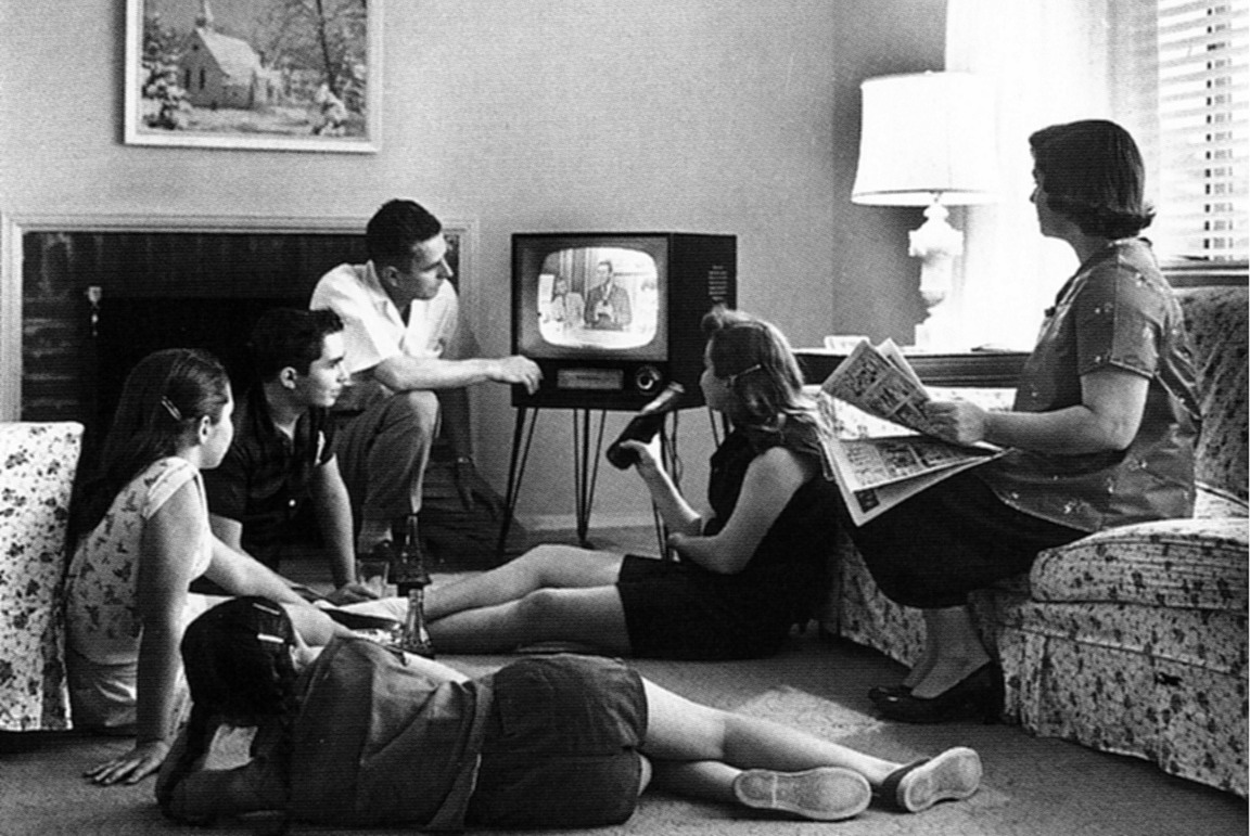 När teven slog igenom i mitten av det förra seklet blev den en samlingspunkt för många. Här en bild från en tv-kväll hemma hos en amerikansk familj 1958. Foto: Evert F. Baumgardner / Wikipedia När teven slog igenom i mitten av det förra seklet blev den en samlingspunkt för många. Här en bild från en tv-kväll hemma hos en amerikansk familj 1958. Foto: Evert F. Baumgardner / Wikipedia